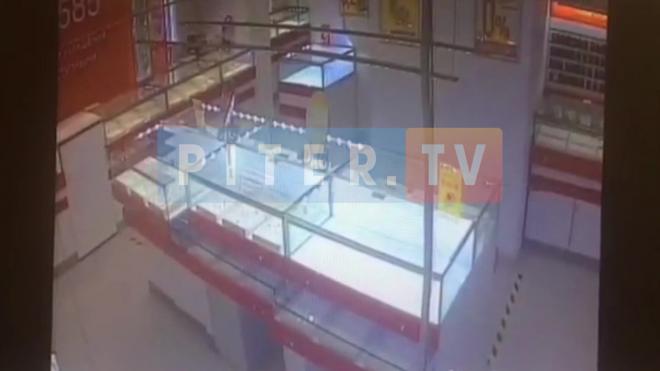 Ограбление ювелирного магазина на проспекте Ветеранов попало на видео