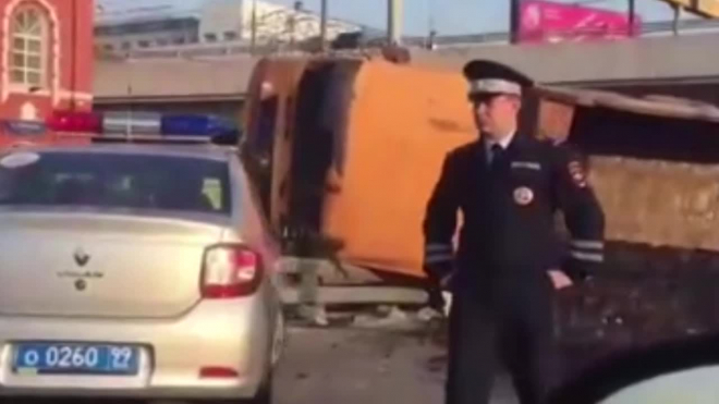 Видео из Москвы: В центре перевернулся грузовик с землей