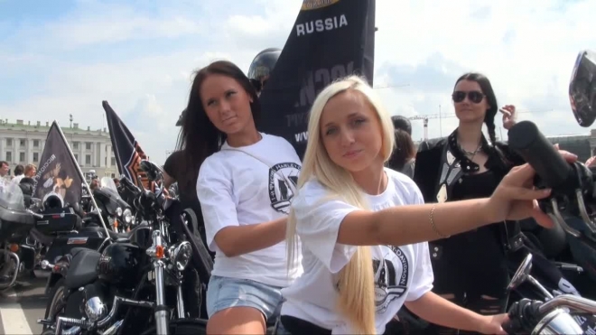 Сотни байкеров на Harley-Davidson открыли мотопробег в центре Петербурга