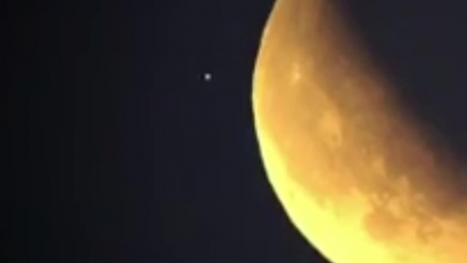 Светящийся НЛО пролетел на фоне "кровавой" Луны во время суперлуния
