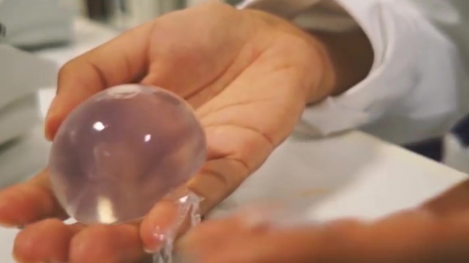 Видео: ученые из Англии придумали бутылки из водорослей