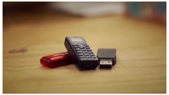 Представлен самый маленький телефон в Мире размером с флешку