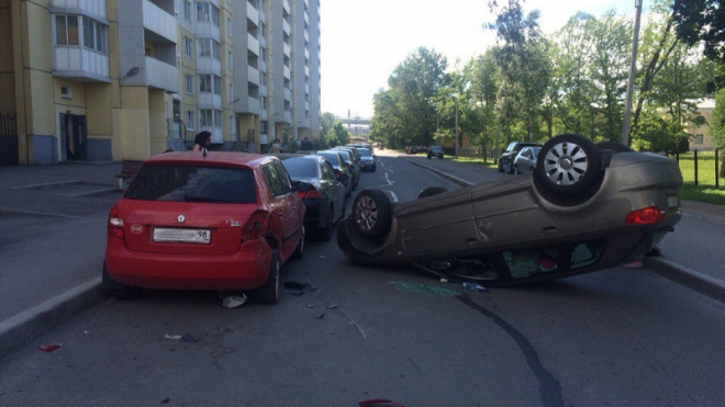 На Оборонной "Ауди" перевернулась и разгромила припаркованные авто 