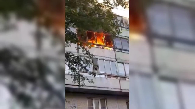 В четырехкомнатной квартире на Комендантском проспекте произошел пожар