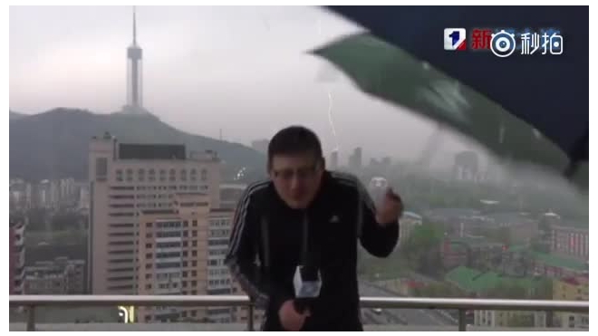 Жуткое видео из Китая: В телеведущего попал разряд молнии во время прямого эфира