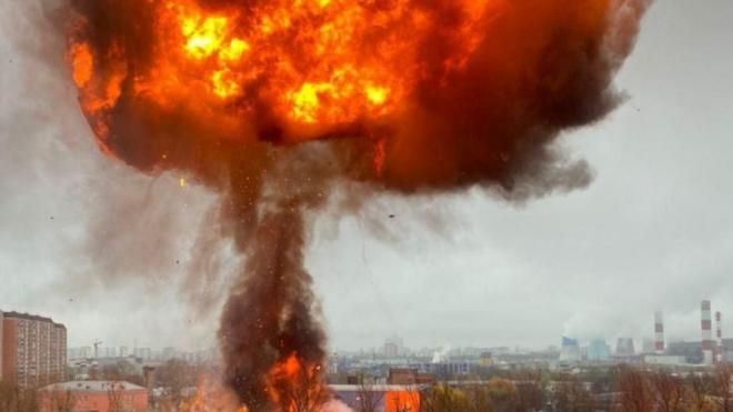 В Москве произошел пожар со взрывами в ангаре с газовыми резервуарами 