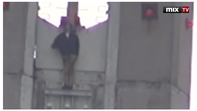 Человек, назвавшийся Иисусом Христом, прыгнул с моста в Риге