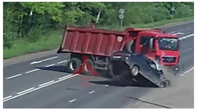 Смертельные кадры из Ярославля: Легковушка протаранила грузовик на перекрестке, водитель погиб
