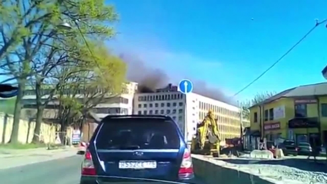 На Уральской горит крыша завода имени Калинина: фото и видео