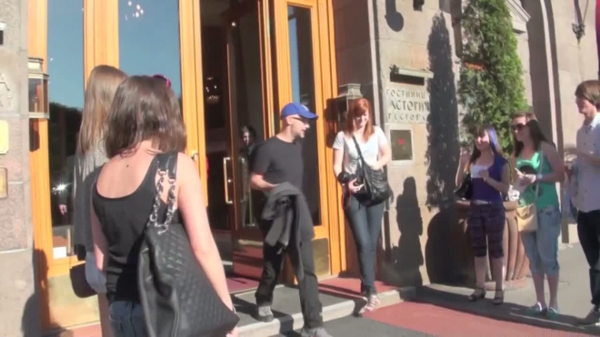 Moby чуть не опоздал на собственный концерт, раздавая автографы