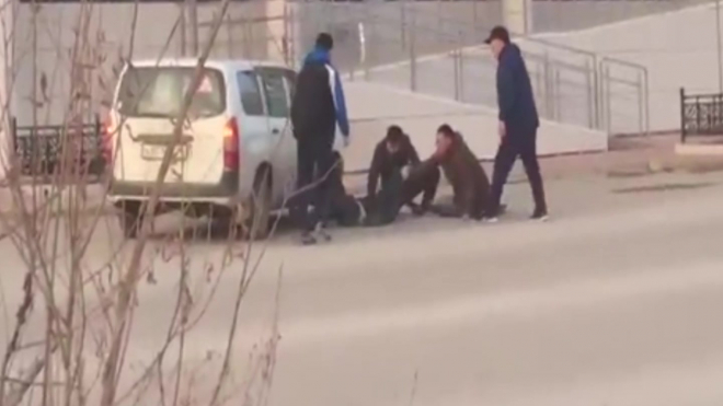 В Якутске водитель на иномарке остановил драку сбив обидчиков