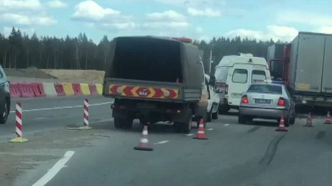 В Первомайском две фуры протаранили легковой автомобиль 