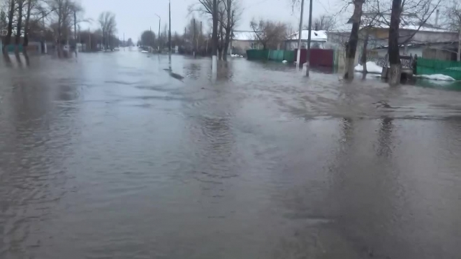 Талые воды затопили проспект Маршала Блюхера