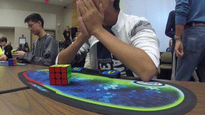15-летний подросток побил новый рекорд по сборке кубика Рубика