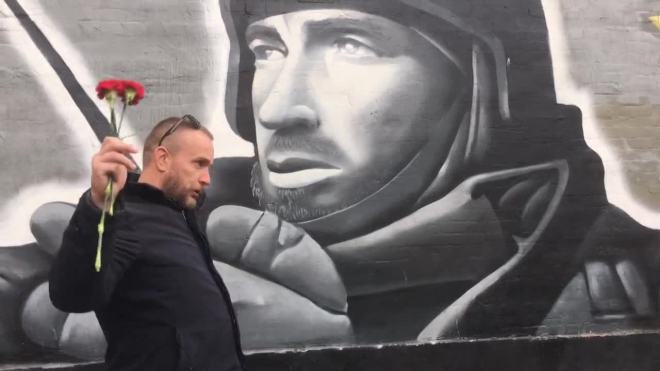 В Петербурге почтили память "Моторолы": люди возложили цветы к граффити-портрету Арсена Павлова 