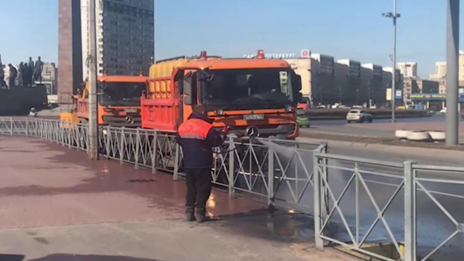 Видео: Московский район отмывают от зимней грязи