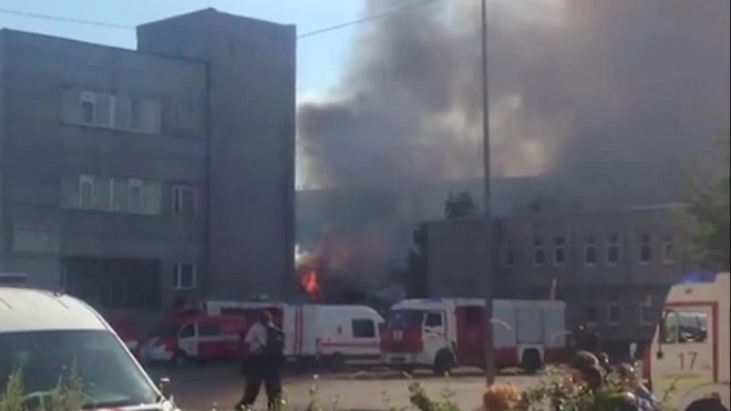 Видео: пожарные практически потушили пожар в ангаре в Невском районе