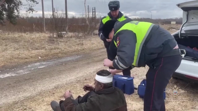 Двое автоинспекторов в Пскове спасли людей из горящего дома