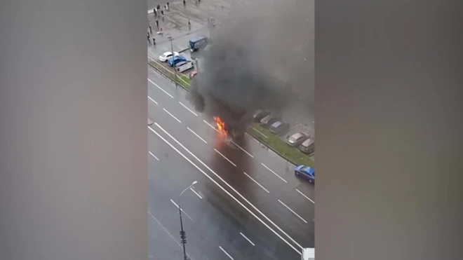 КАМАЗ сгорел на пересечении Шувалова и Петровского в Мурино