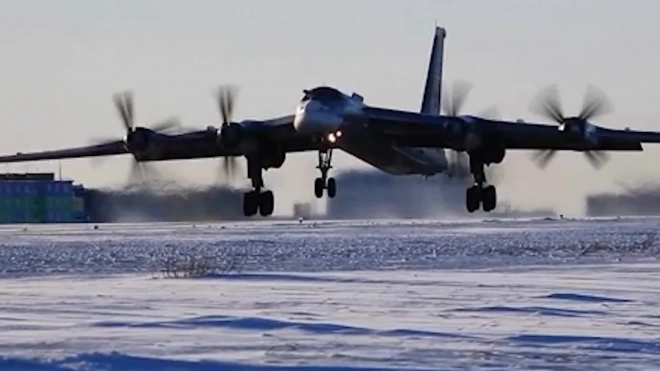 Два стратегических бомбардировщика Ту-95МС провели патрулирование над Чукотским и Охотским морями