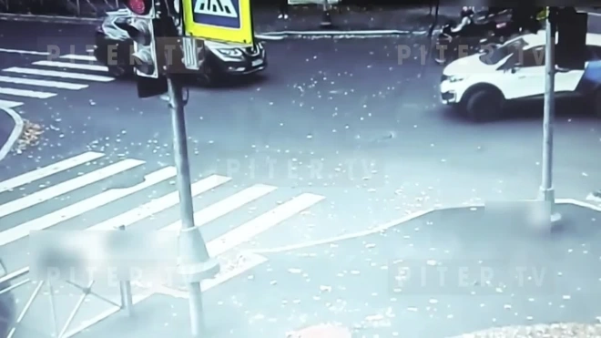 Видео: в Выборгском районе мопедист влетел в каршеринг