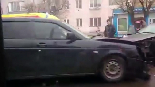 Жесткое видео из Красноярска: трассу не поделили 4 авто