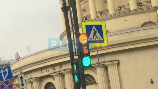 У площади Восстания светофор не определился: одновременно показывал "красный" и "зеленый" для водителей