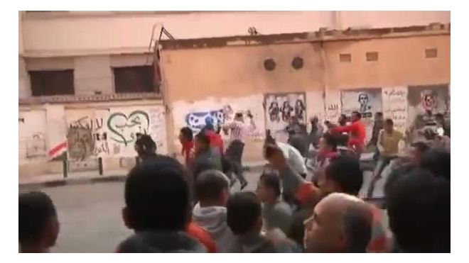 В столкновениях демонстрантов с полицией в Каире пострадали около тысячи человек