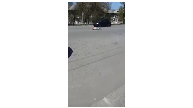 На видео попала загоравшая на дороге полуголая женщина