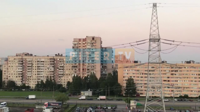 Видео: в многоэтажке на Десантников мужчина решил на балконе пожарить шашлык