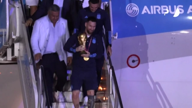 Сборная Аргентины по футболу прилетела в Буэнос-Айрес с Кубком мира