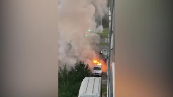 Видео: ночью на проспекте Солидарности горели две легковушки