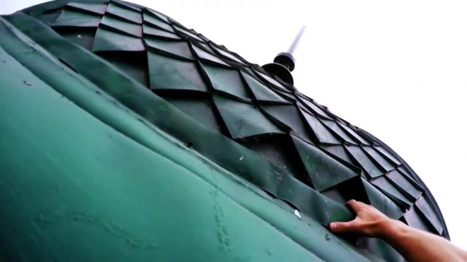 Дерзкое видео из Омска: руфер покорил купол-часы на Любинском