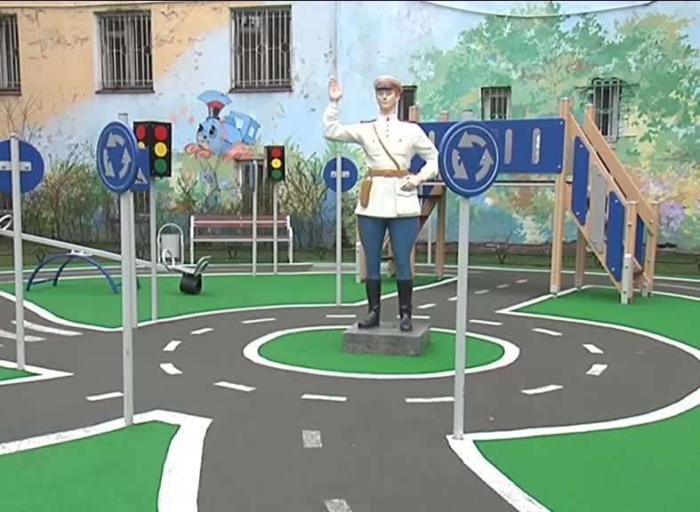 Как сделать так, чтобы в петербургском дворе цвёл виноград, а в школьном музее работало мультимедийное оборудование?
