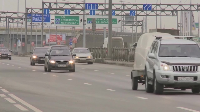 На КАДе легковушка врезалась в грузовик, тяжело раненного водителя срочно доставили на вертолете в больницу