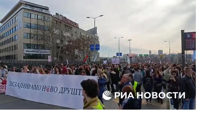 В Белграде протестующие заблокировали крупнейшую транспортную развязку