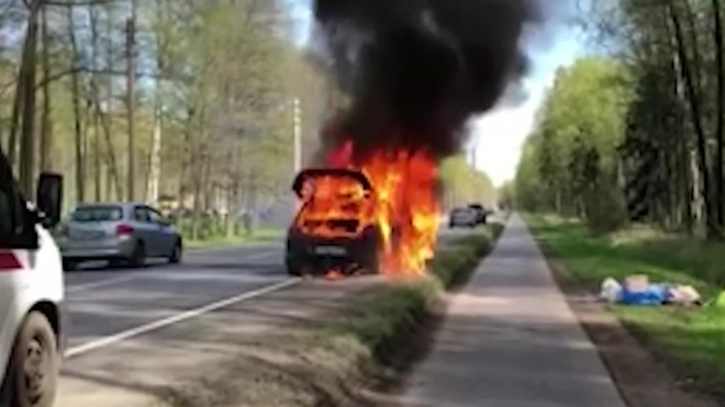 Видео: на Приморском шоссе сгорел автомобиль