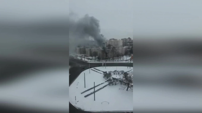 На проспекте Ветеранов 12 спасателей потушили пожар в 