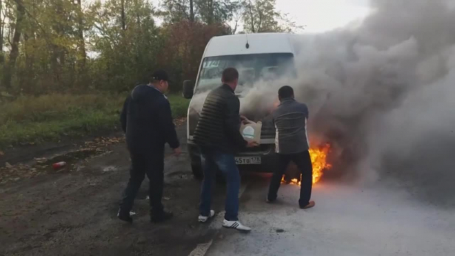 В Петро-Славянке загорелась ярким пламенем маршрутка с пассажирами