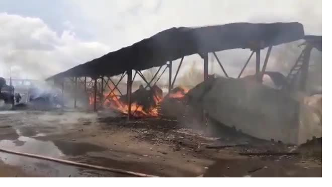 Пожарные тушат ангар в промзоне Пикалево 