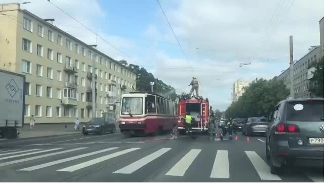 Видео: в Петербурге загорелся трамвай. Это второй случай за два дня