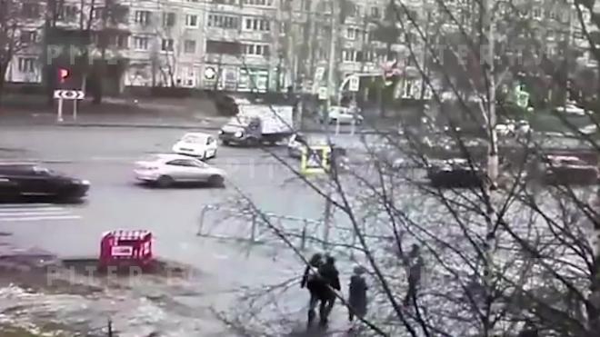 Видео: "Шкода" столкнулась с такси на перекрестке Энгельса и Асафьева