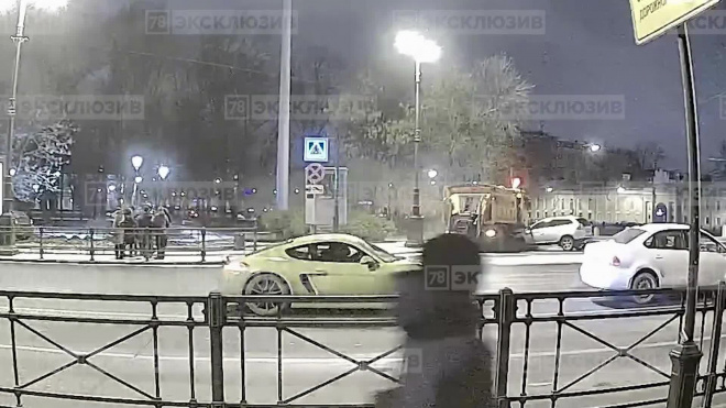 Иномарка влетела в машину коммунальщиков в центре Петербурга