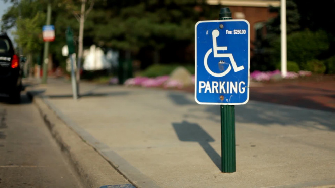 Инвалиды III группы получат дополнительное право на бесплатную парковку