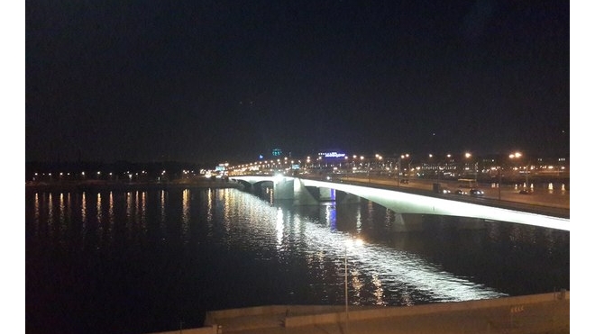 Под мостом Александра Невского сегодня ночью застряла турбина