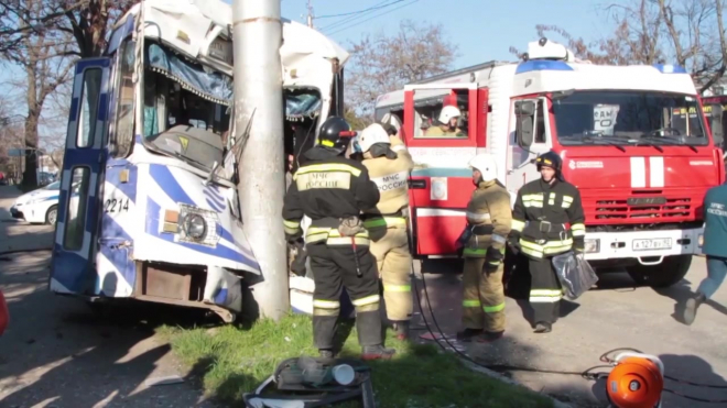 Жуткое видео из Крыма: троллейбус с пассажирами протаранил столб