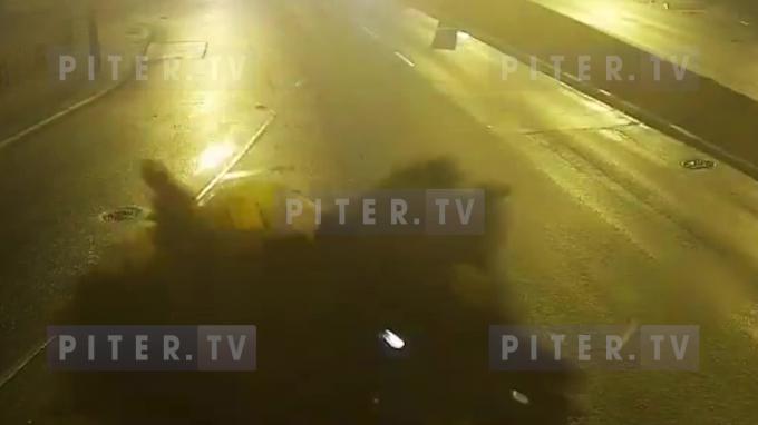 Момент ДТП со "взрывом" на Выборгской набережной попал на видео 