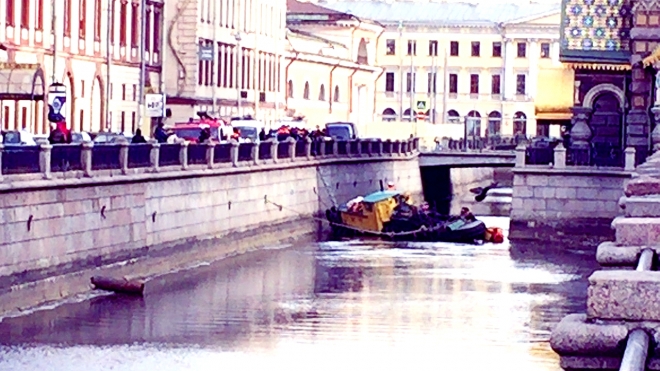 Очевидцы: у Спаса-на-Крови в Петербурге тонет буксир, на набережной собрались люди