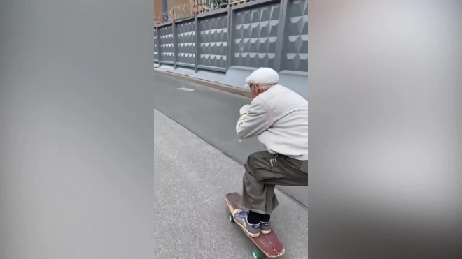73-летний петербуржец на скейтборде собрал в соцсетях восторженные комментарии пользователей