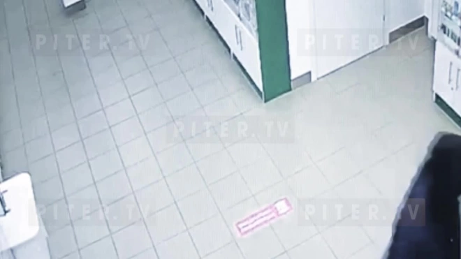 Появилось видео нападения злоумышленника на две аптеки в Выборгском районе